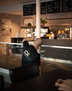 Räckesbutiken monterar ett stolpfritt glasräcke