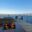Glasgeländer mit Meerblick Modernes Glasgeländer aus Edelstahl auf Holzterrasse mit Panoramablick aufs Meer und stilvollem Outdoor-Design.