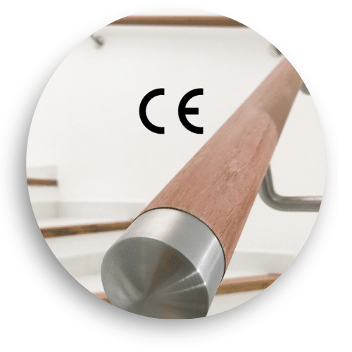 Détail d’une main courante en bois avec embout en acier inoxydable et marquage CE, installée sur garde-corps intérieur.