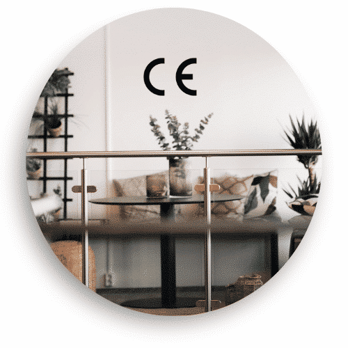 Glasräcke med rostfria beslag installerat inomhus, omgärdande en modern och stilfull lounge. CE-märkningen säkerställer att räcket uppfyller europeiska säkerhetskrav för stabilitet och hållbarhet.