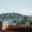 Glasbrüstung mit Bergpanorama Glasbrüstung aus Edelstahl rund um Terrasse mit Loungemöbeln und herrlichem Blick auf Berge, Meer und Himmel.