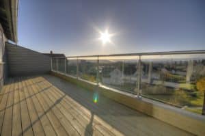 Glazen balustrade in de zon Glazen balustrade in de zon