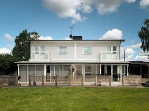 Glazen balustrade in witgelakt aluminium Glazen balustrade in witgelakt aluminium