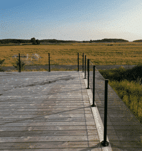 Glasräcke med vy över fält