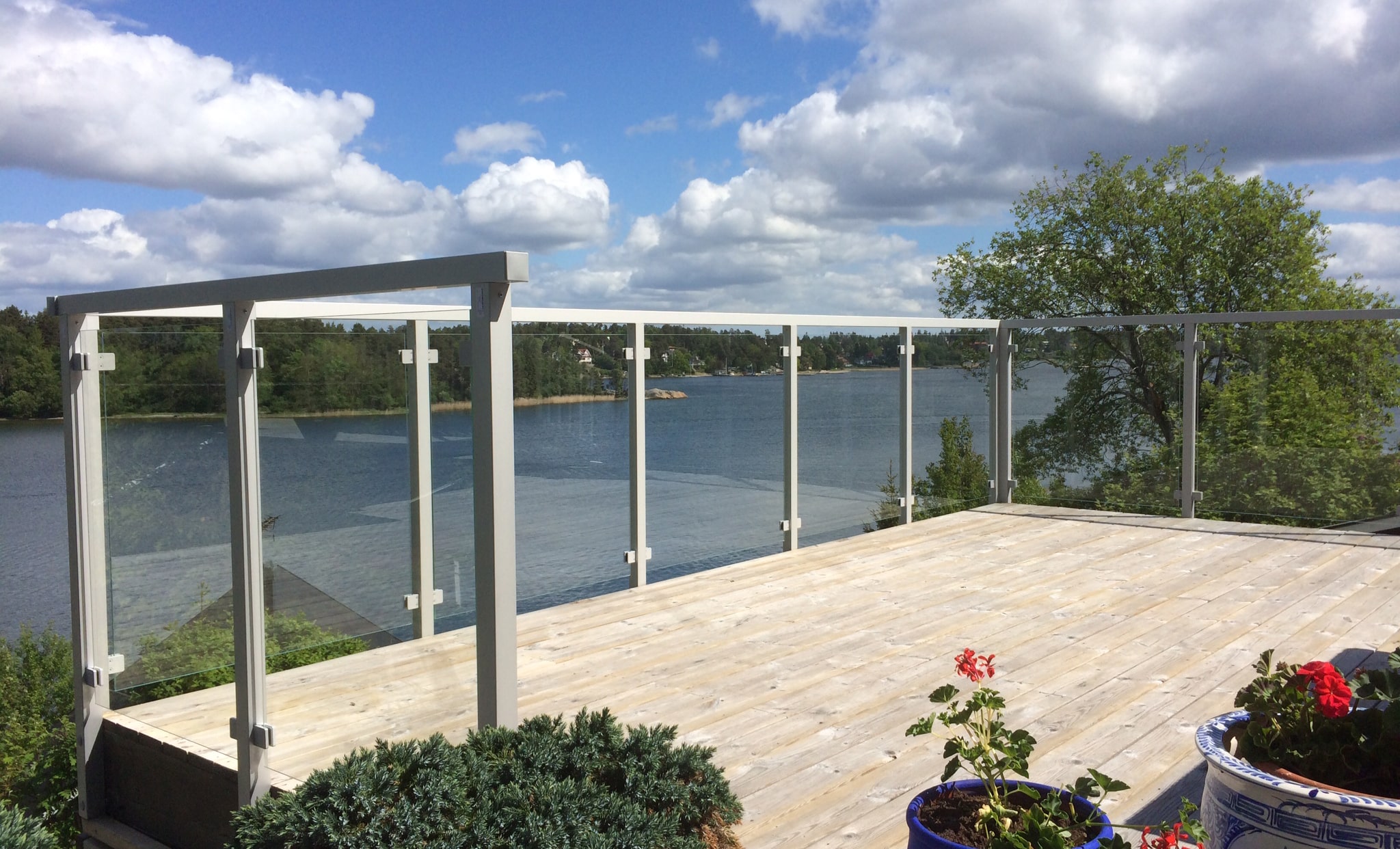 Aluminiums gelænder, med klart glas, monteret udenpå terrasse.