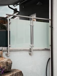 Zijdelings gemonteerde glazen balustrade in roestvrij staal Zijdelings gemonteerde glazen balustrade in roestvrij staal